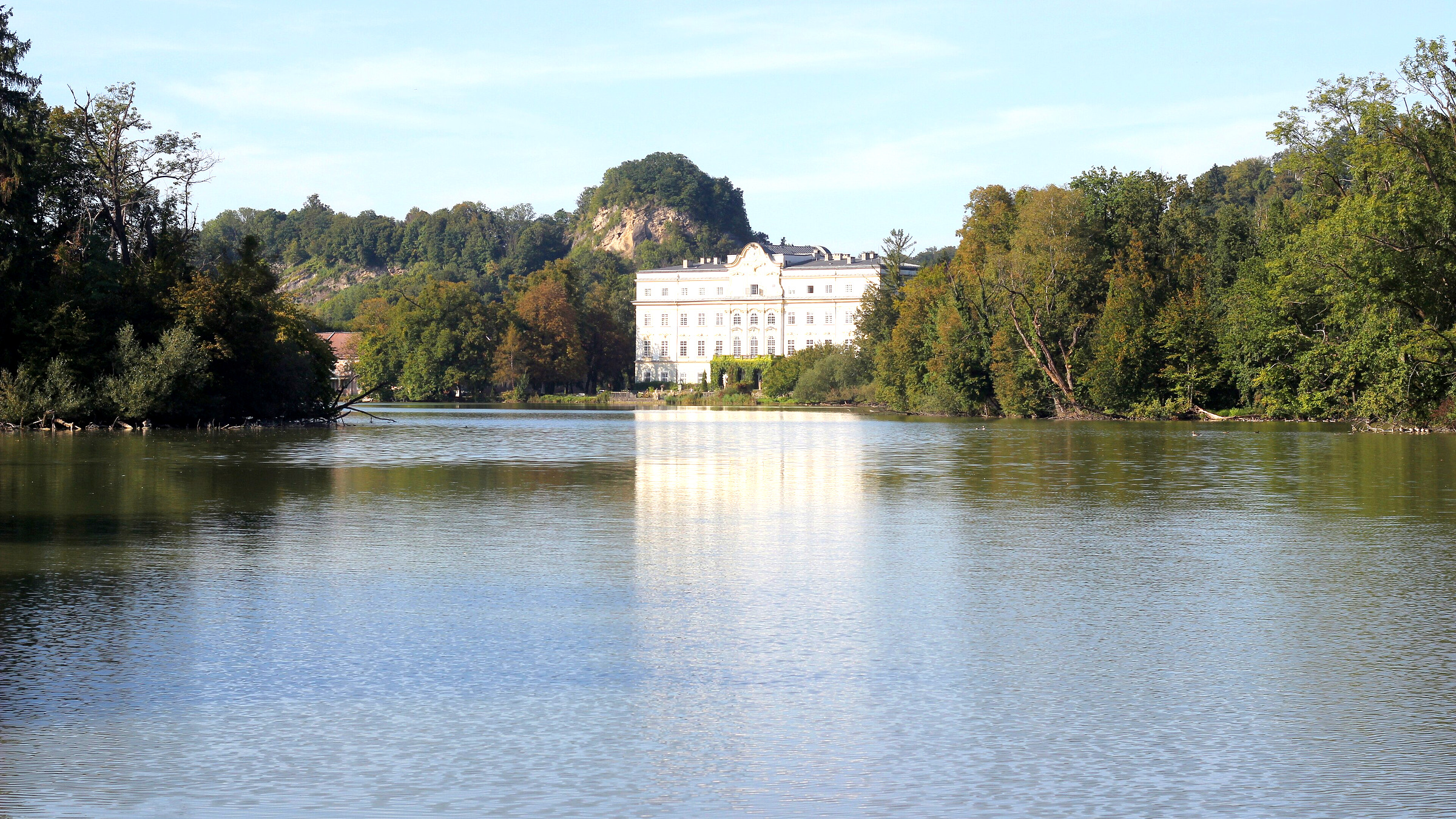 Leopoldskroner Weiher mit Grünraum und Salzburger Wohnumfeld